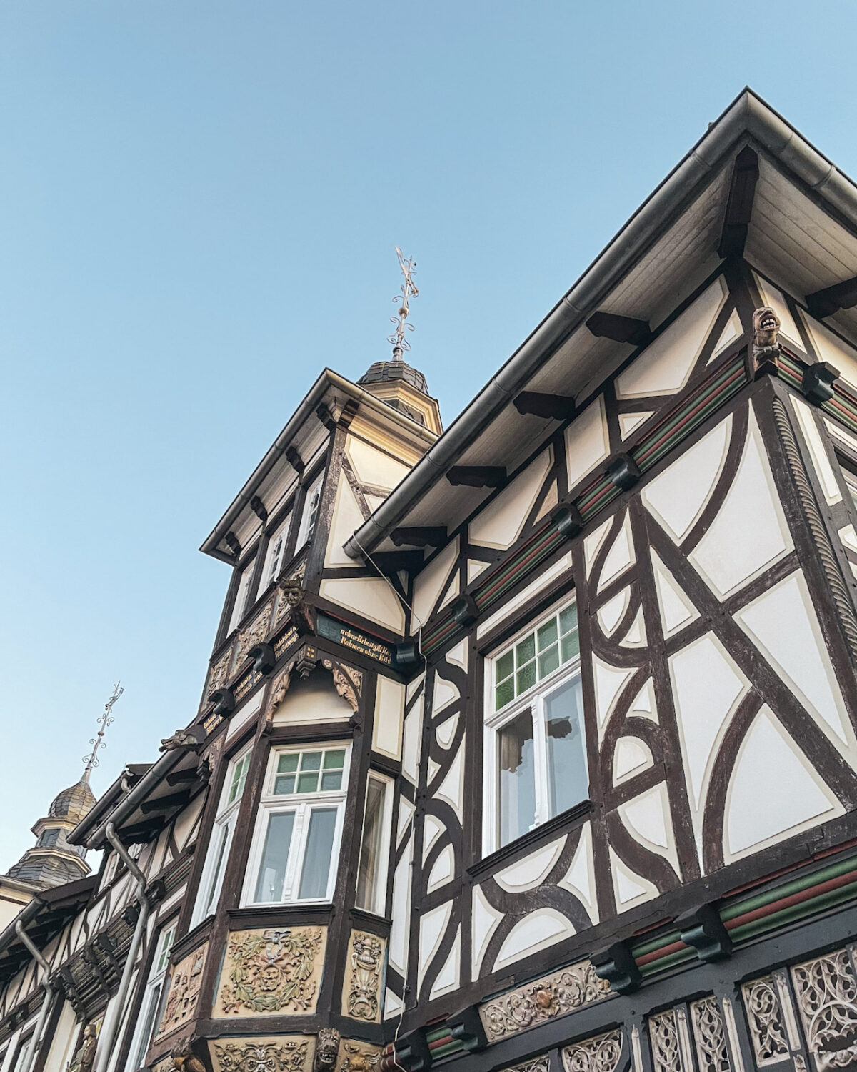 Das Wiedenbrücker Künstlerhaus gehört wohl zu den schönsten Fachwerkhäusern in Rheda-Wiedenbrück. Heute gehört es zum zum Gebäudekomplex des Museums „Wiedenbrücker Schule“. Die Wiedenbrücker Schule war eine Vereinigung von Kunsthandwerkern und weltweit bekannt. Dieses Haus war so etwas wie ein riesiges Werbeplakat des Könnens. Ein Besuch im Museum lohnt sich.